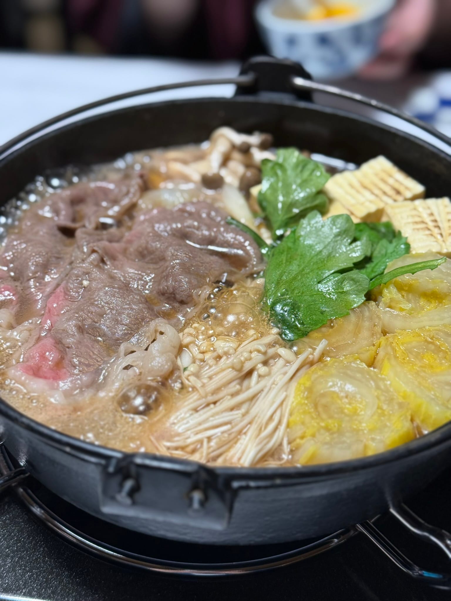 大分和牛壽喜燒，肉質大片且油花分布均勻，口感軟嫩。