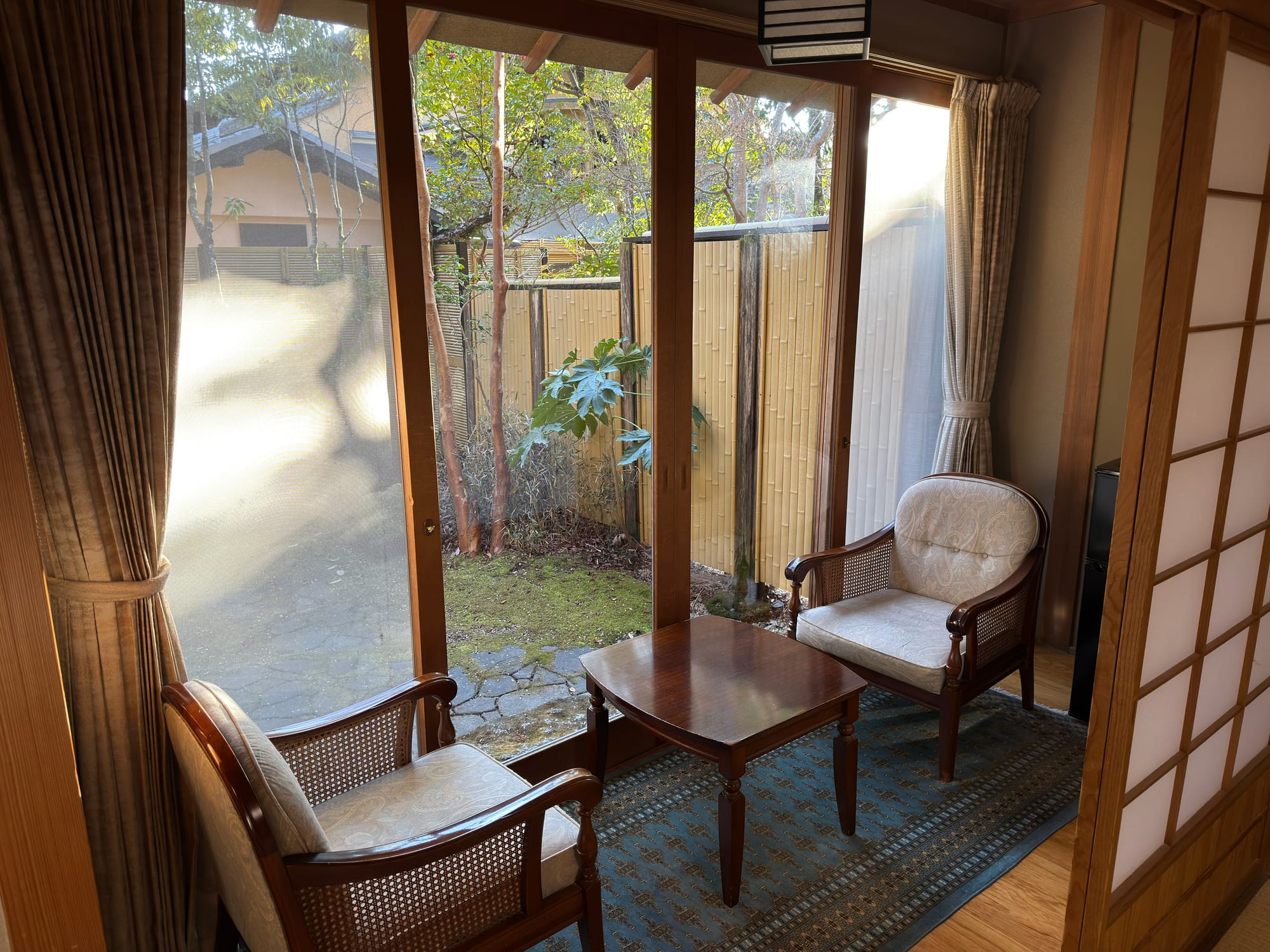 私人庭院的休憩座椅區，透過大片落地窗可欣賞日式庭院，適合發呆放鬆。