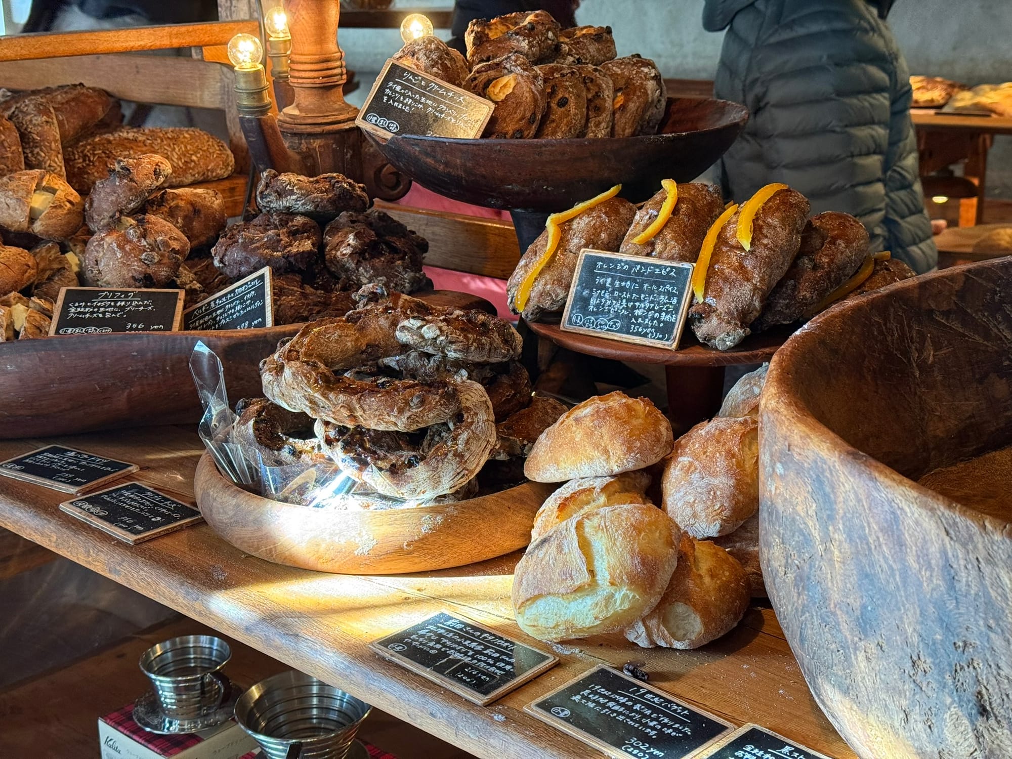 福岡天神 Pain Stock 店內陳列的各式歐式麵包