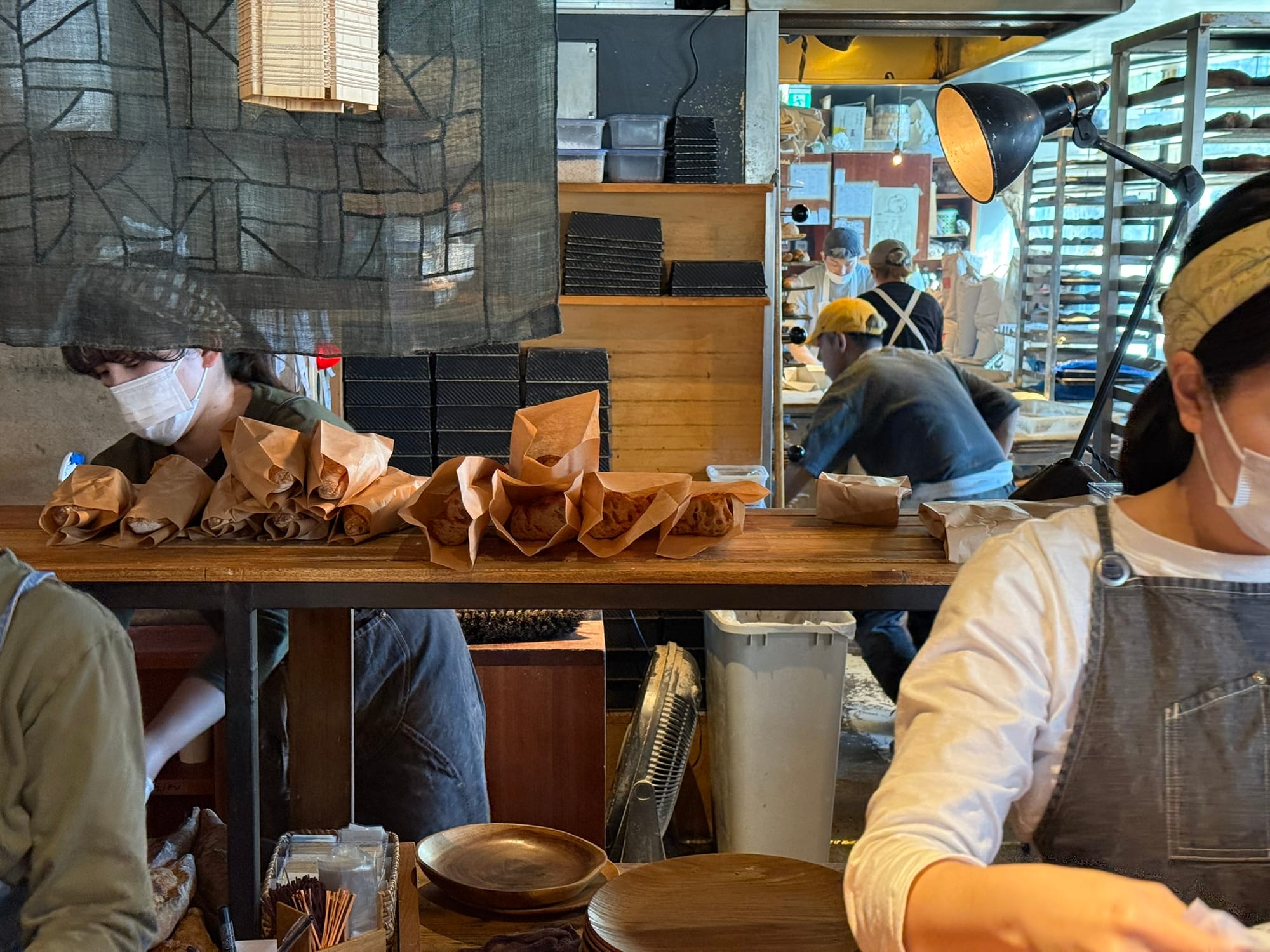 福岡天神 Pain Stock 結帳櫃檯上的明太子法國麵包