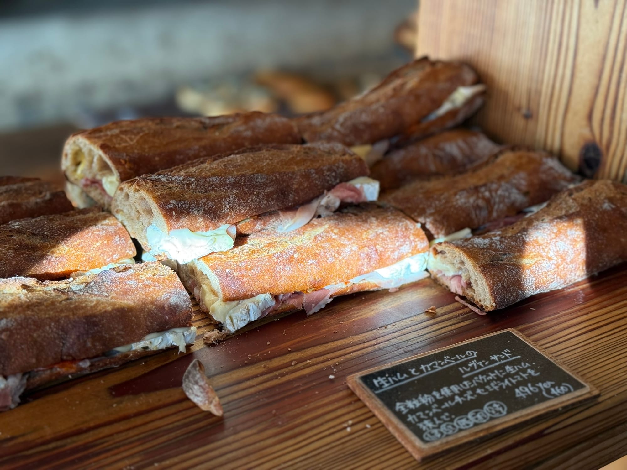 福岡天神 Pain Stock 麵包架上的生火腿起司三明治