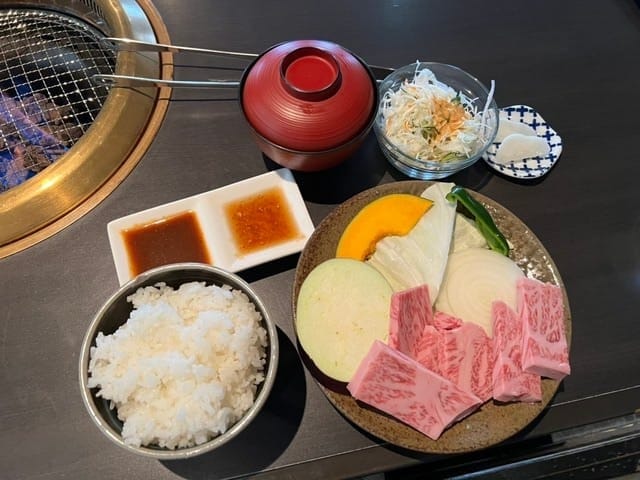 肉工房 初栄的高千穗牛燒肉套餐，展示了由肉舖直營、切工精緻的高品質牛肉。