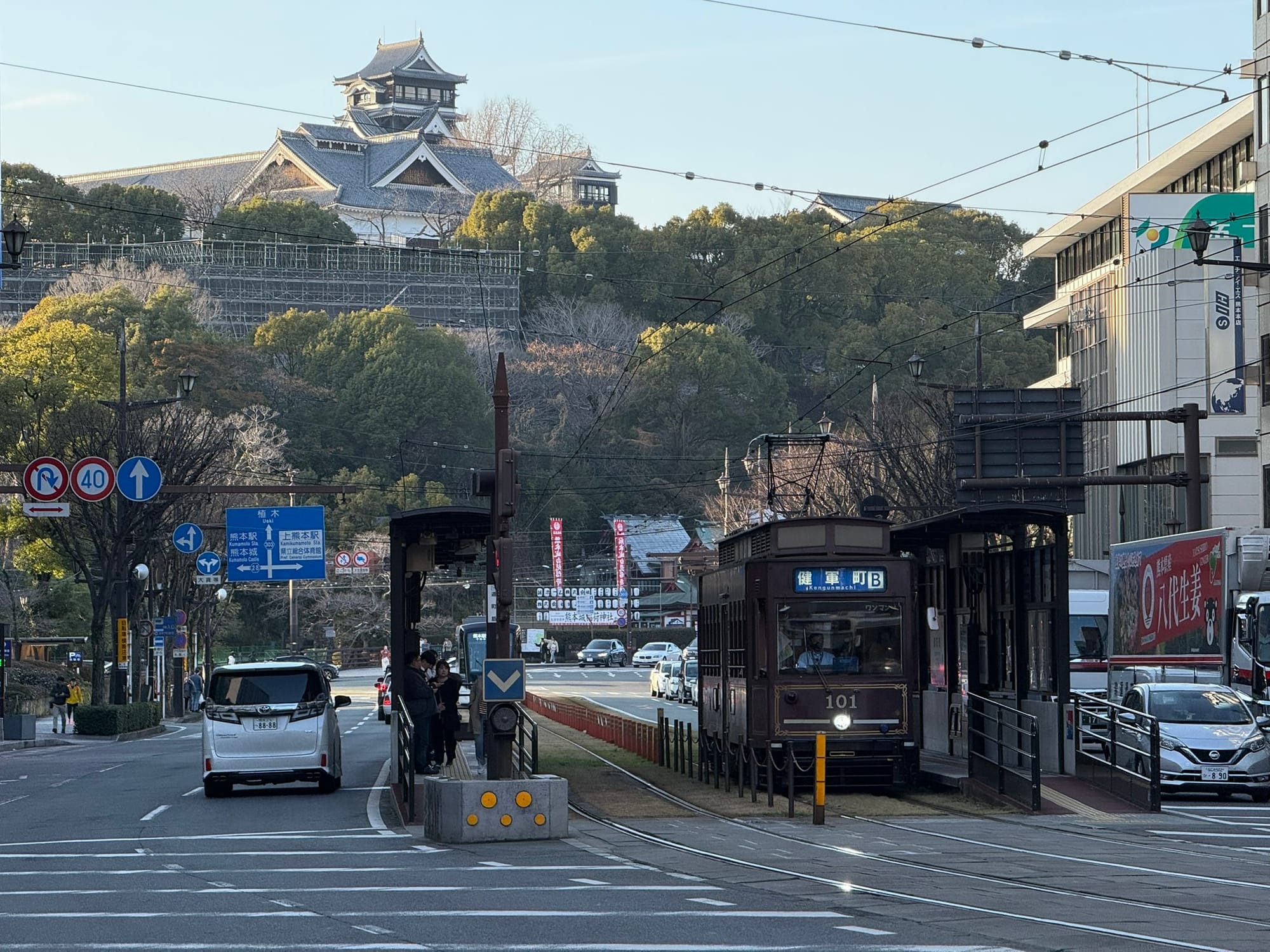星野 OMO5 熊本門口的通町筋站，可拍到復古路面電車與熊本城同框。