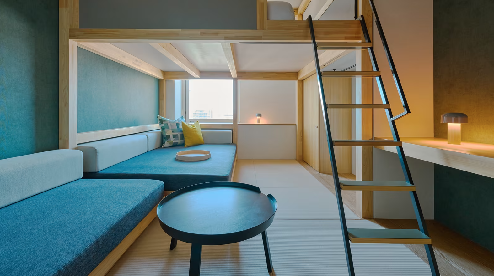 星野 OMO5 熊本最經典的 Yagura 樓中樓房型，下層為寬敞沙發區。