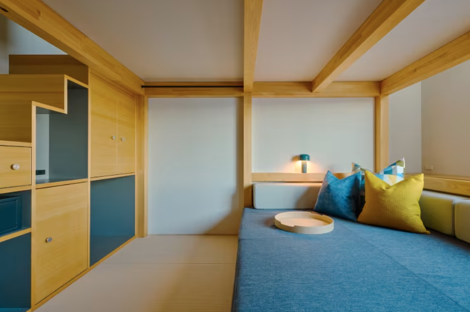 星野 OMO5 熊本 Yagura 樓中樓房型的下層沙發休憩區。