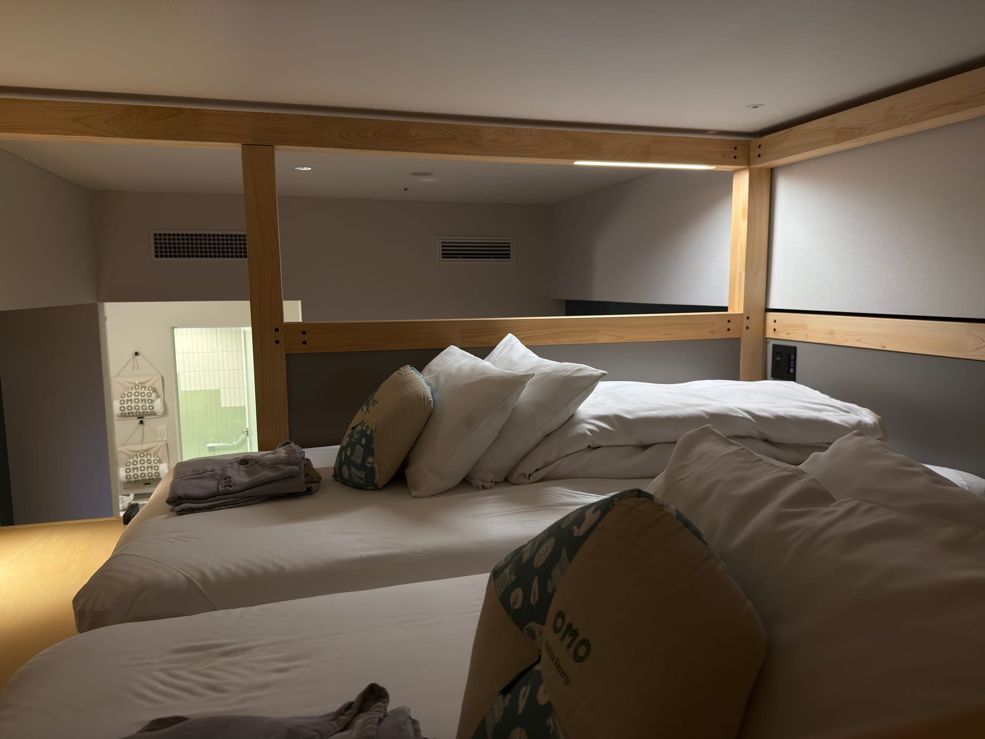星野 OMO5 熊本 Yagura 樓中樓房型的上層雙人床鋪區。