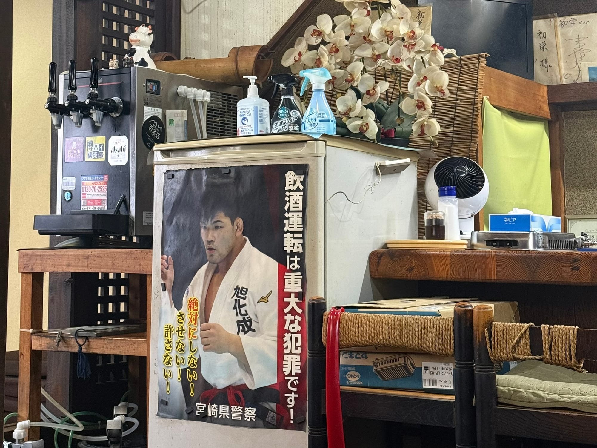 焼肉とステーキの店 初栄的店內環境，充滿日本傳統昭和感的在地餐館氛圍。