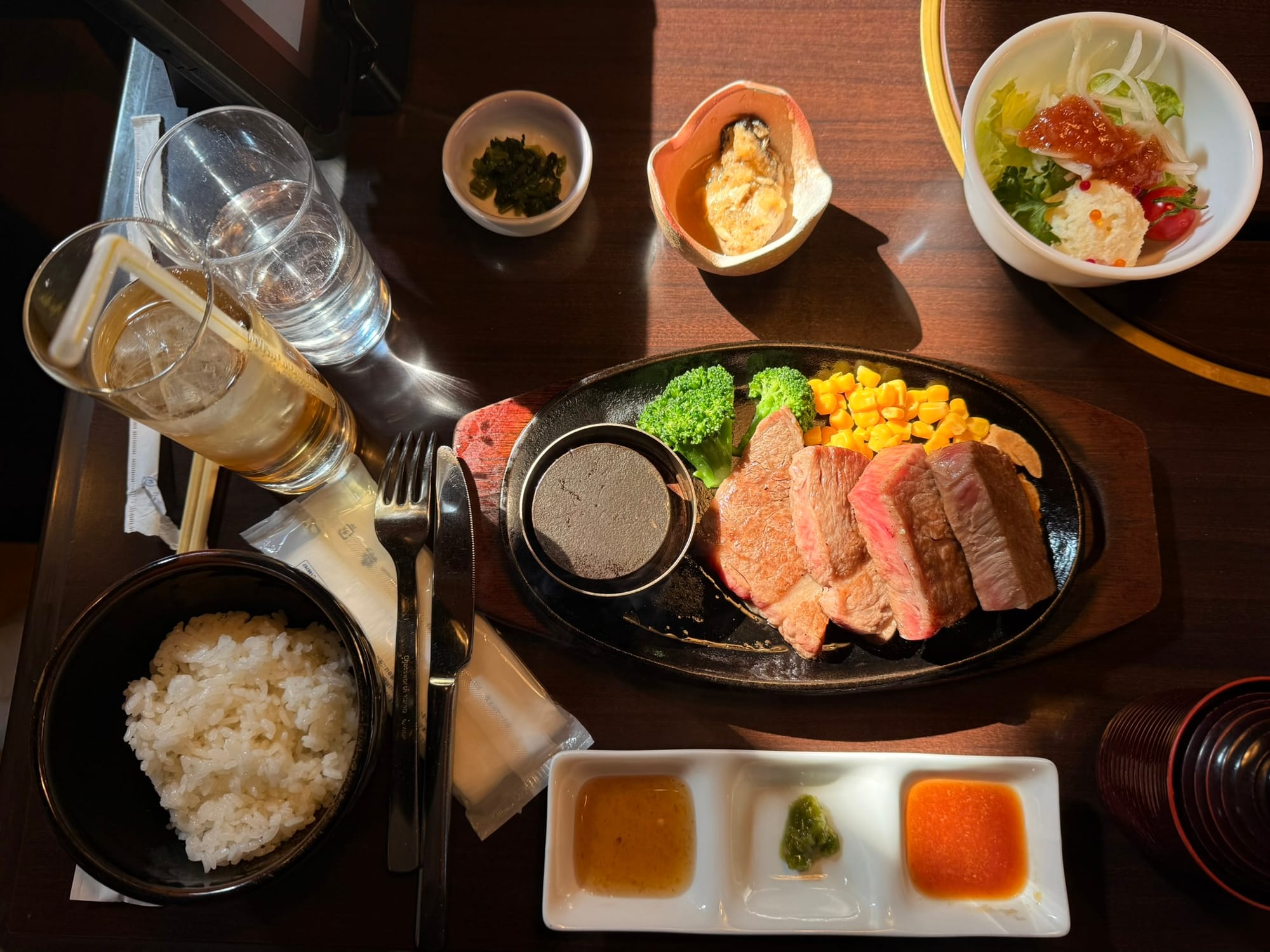 高千穗牛餐廳和的牛排定食套餐全貌，包含高千穗牛排、白飯、沙拉與三種特製沾醬。