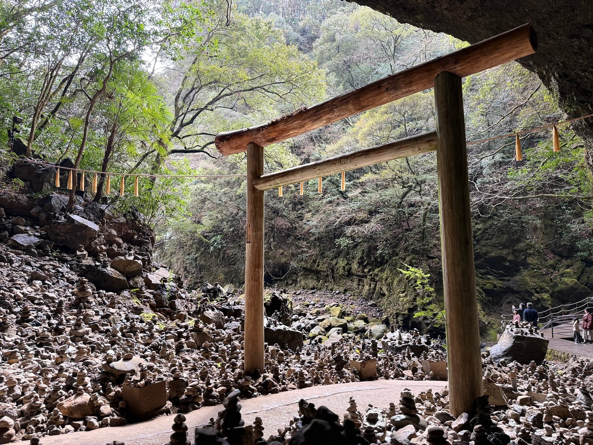 天安河原洞窟鳥居與祈願疊石景觀