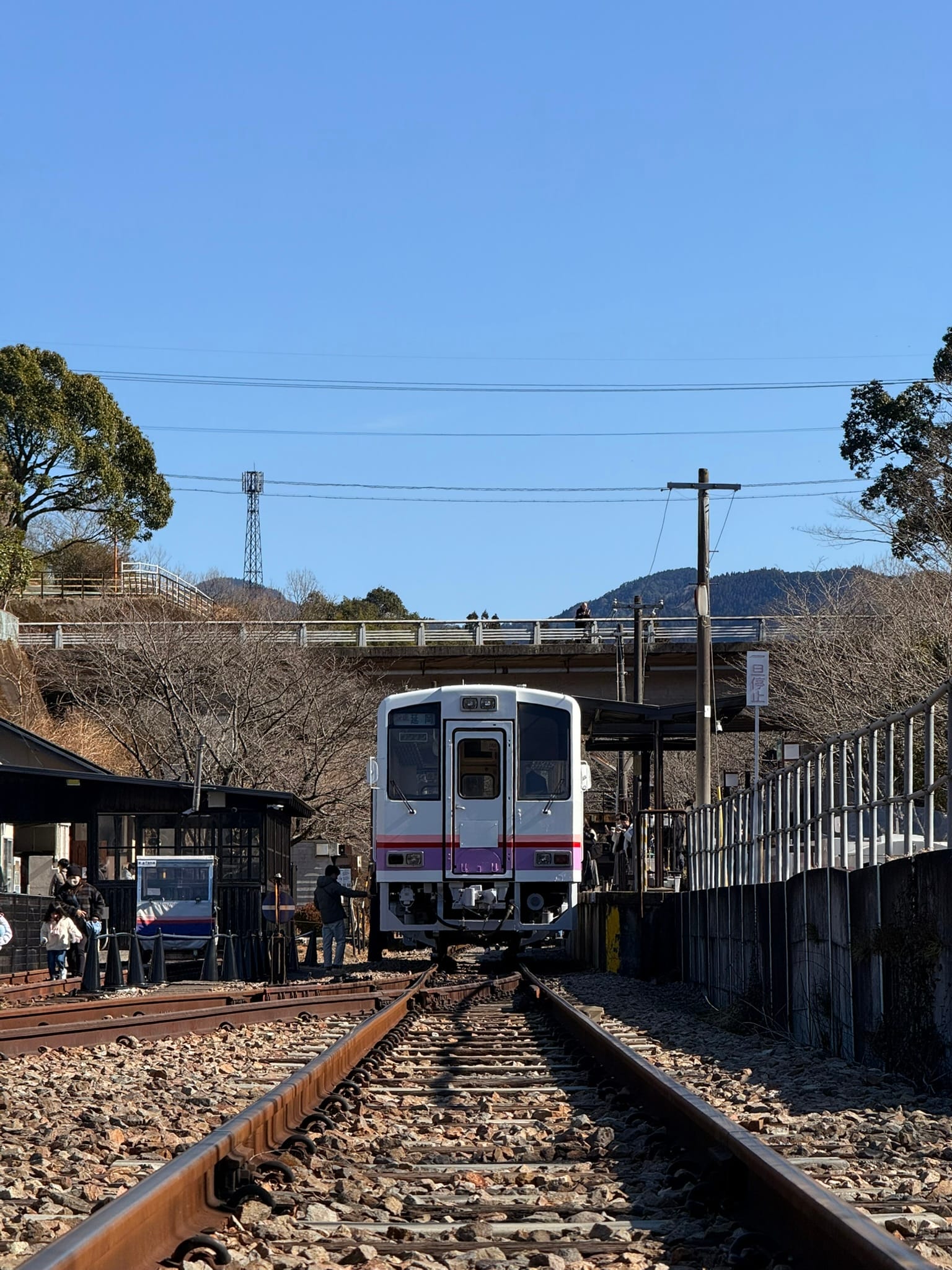 高千穗天照鐵道露天小火車與車站鐵軌停靠實景