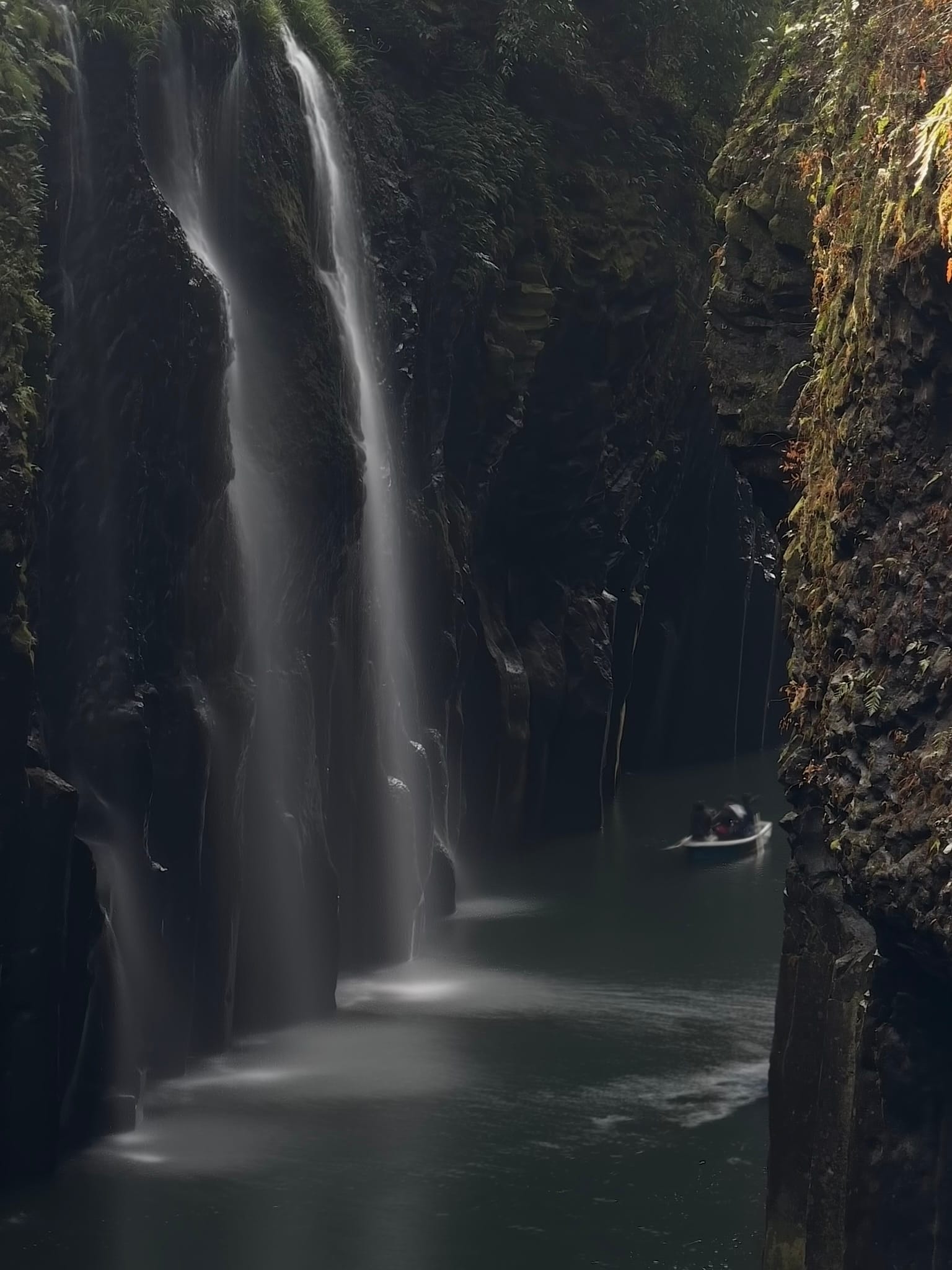 高千穗峽真名井瀑布與划船遊客實景