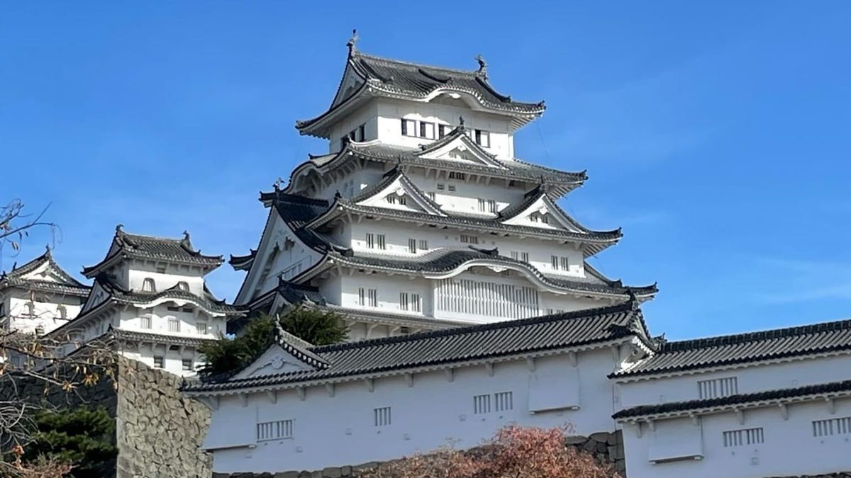 日本國寶姬路城天守閣與藍天，山陰山陽 8 天 7 夜行程必去世界遺產景點