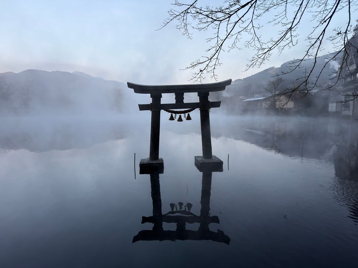 由布院住宿推薦必看美景：金鱗湖夢幻晨霧與水上鳥居倒影，只有住一晚才能體驗的限定景色。