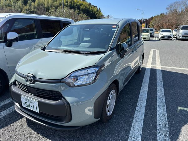 日本九州自駕遊主角：在大分機場 Orix 租車的淺綠色 Toyota Sienta 外觀實拍，實車顏色非常可愛！這款車空間大、底盤低是我們這次帶長輩家庭旅遊的首選車型。