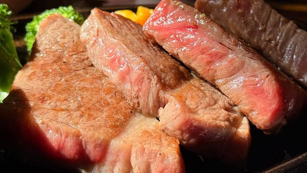 「高千穗牛餐廳和」的鐵板牛排特寫，呈現粉紅色的五分熟肉質。