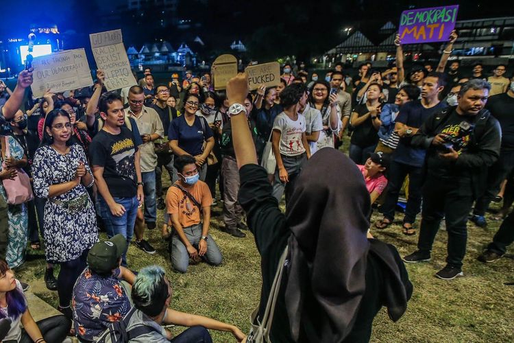 What happened to the woman that asked 'who is Muhyiddin?'