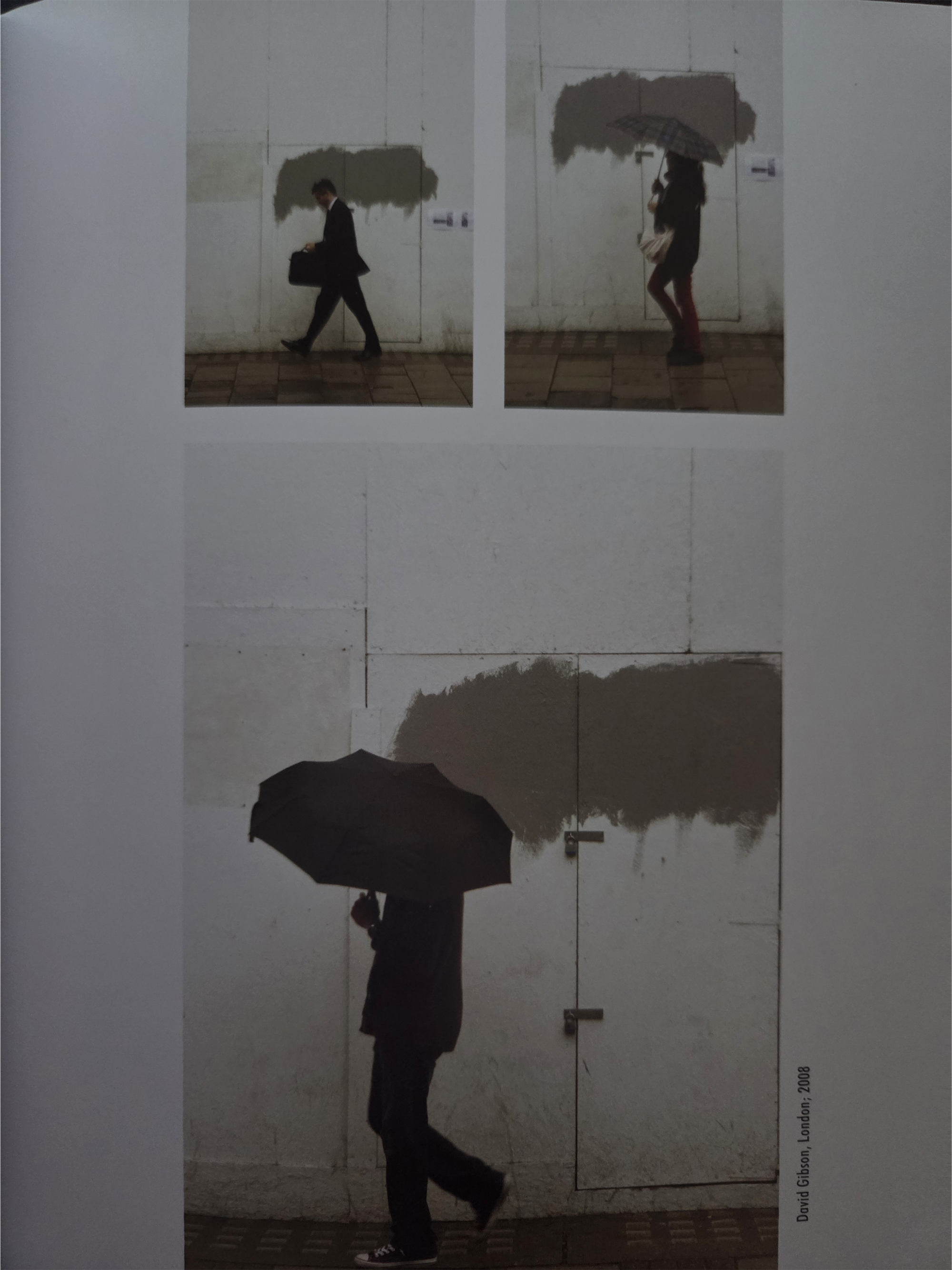 런던 거리의 구름 모양 얼룩 앞을 우산 쓴 사람들이 지나가는 사진들. 남자의 우산과 얼룩이 겹쳐 연기처럼 보인다.