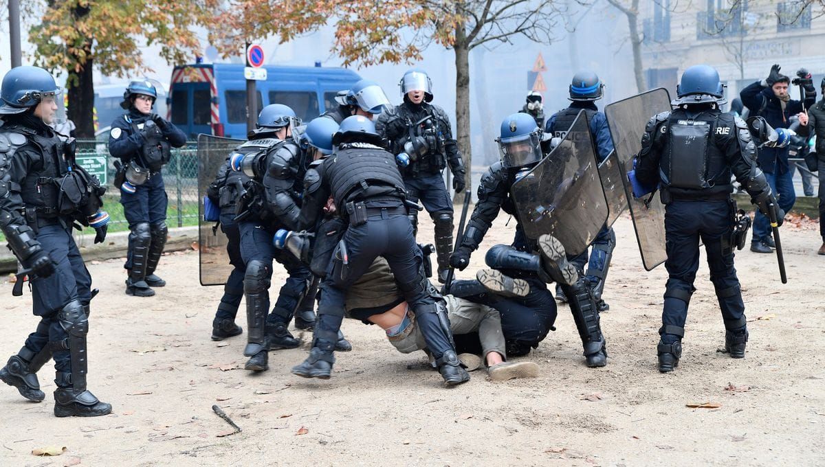 War injuries inflicted on French protesters; Danielle Smith inflicts injuries on her political career - The Loop