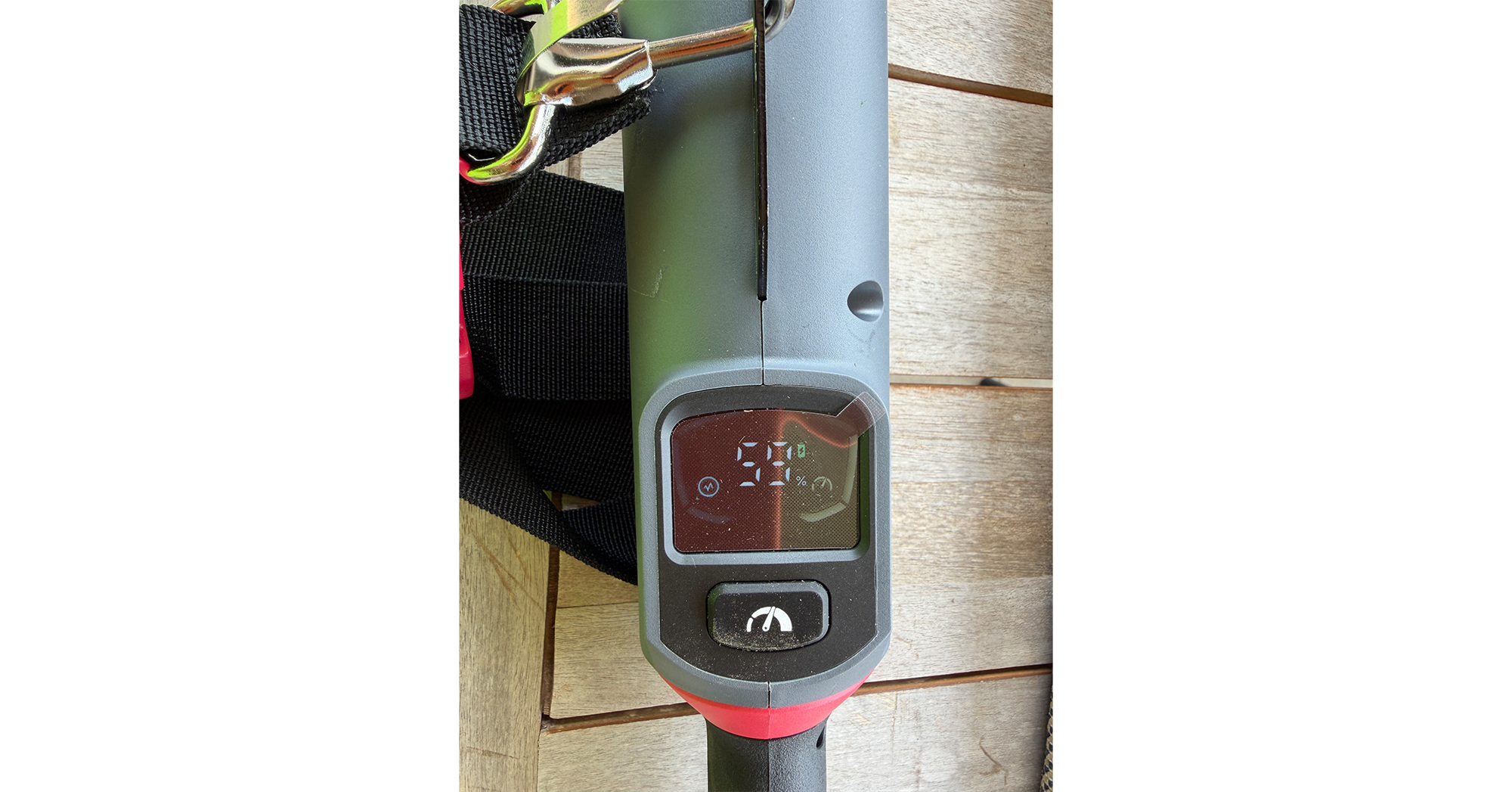 MOVA trimmer LCD display showing 59 percent battery and active operation mode