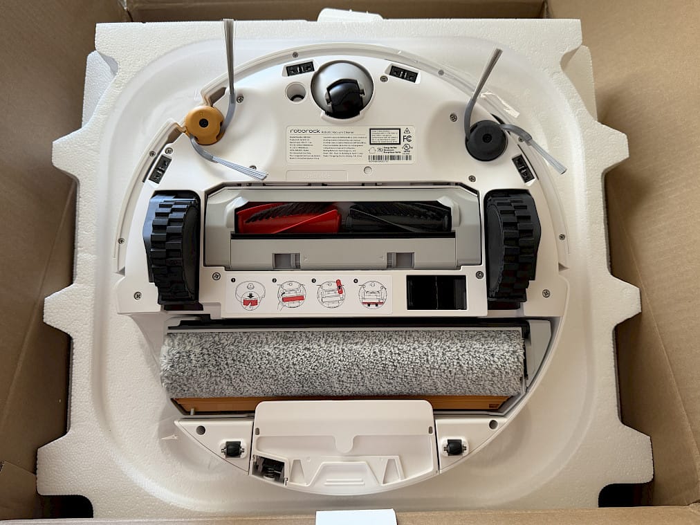 Underside view of the Roborock Curv 2 Flow