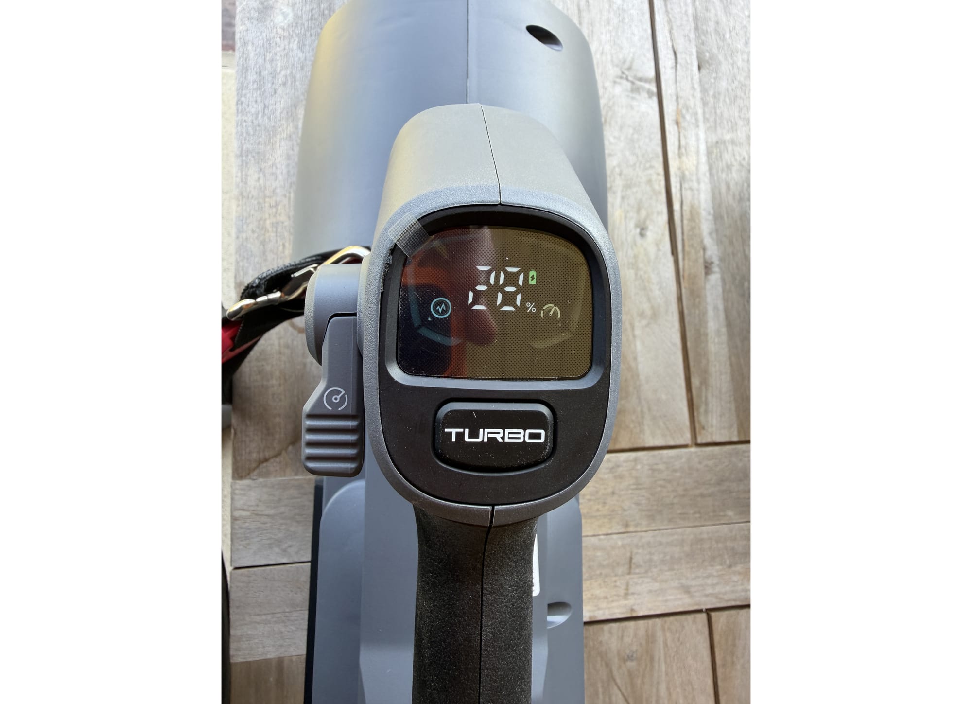 MOVA TurboJetX blower LED screen showing 28 percent battery remaining