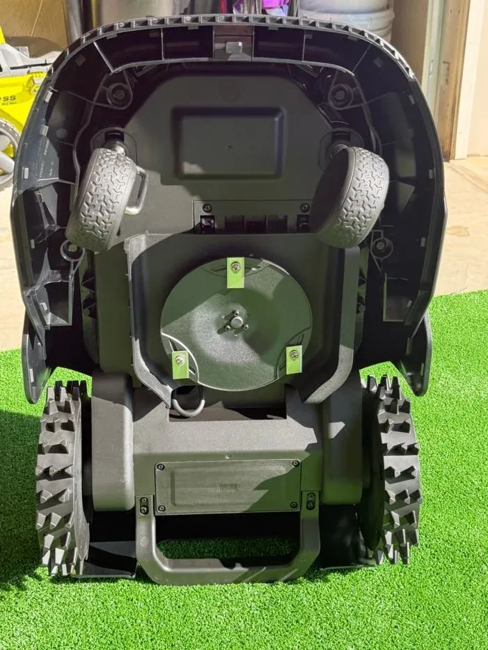 MOVA LiDAX Ultra 2000 rear-wheel-drive system with three-blade cutting disc