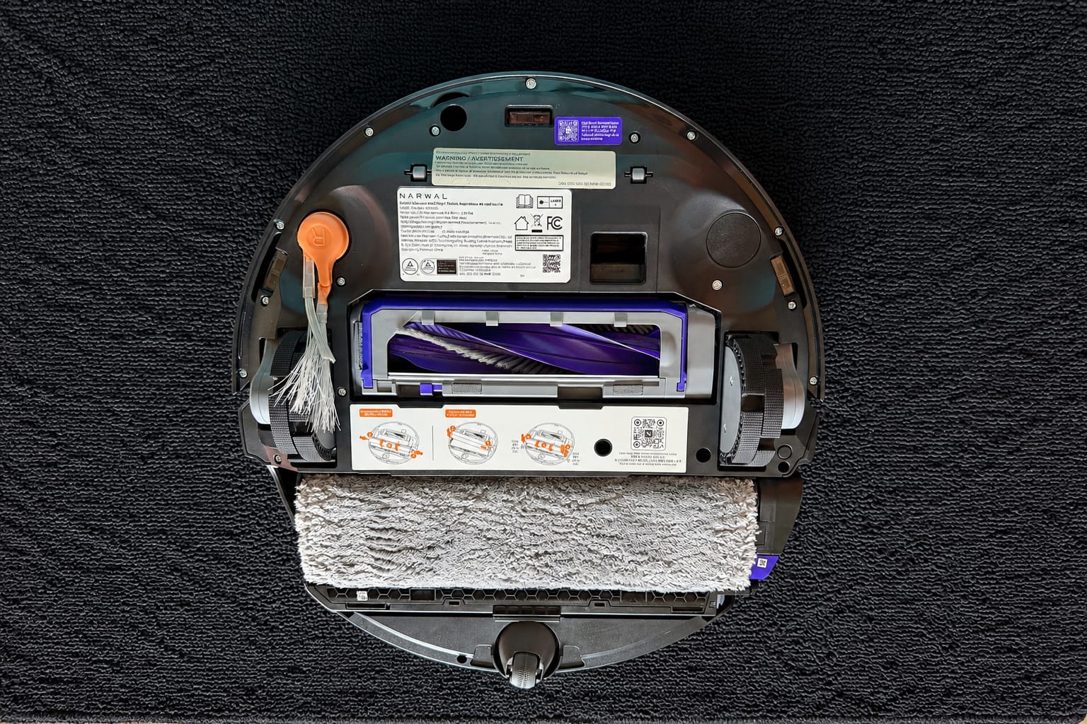 Flow 2 includes reversing side brush, anti-tangle main brush roller and FlowWash track mop.