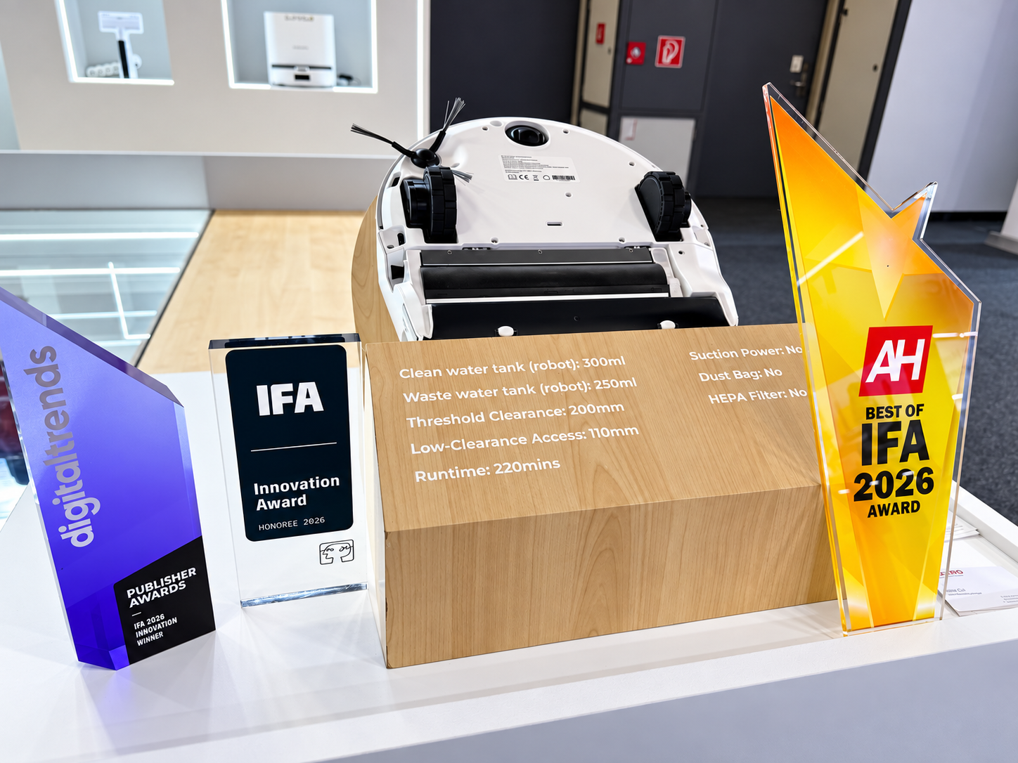 Underside of the Hizero Glide R700 displayed at IFA 2026 beside innovation awards and a specification panel.