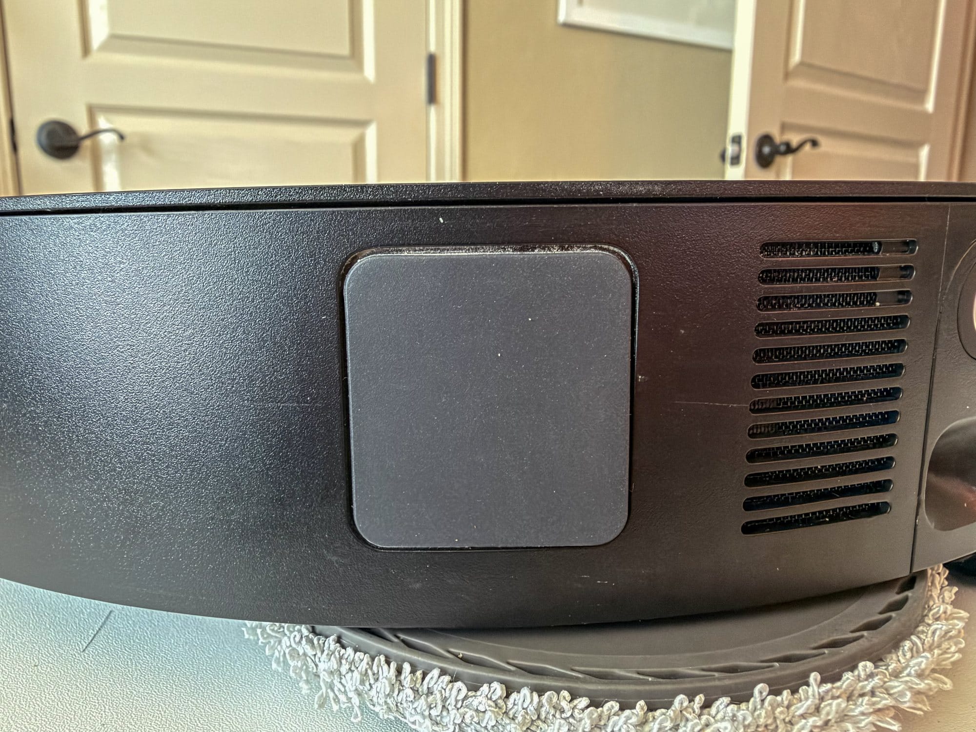 Robot auto-empty vent