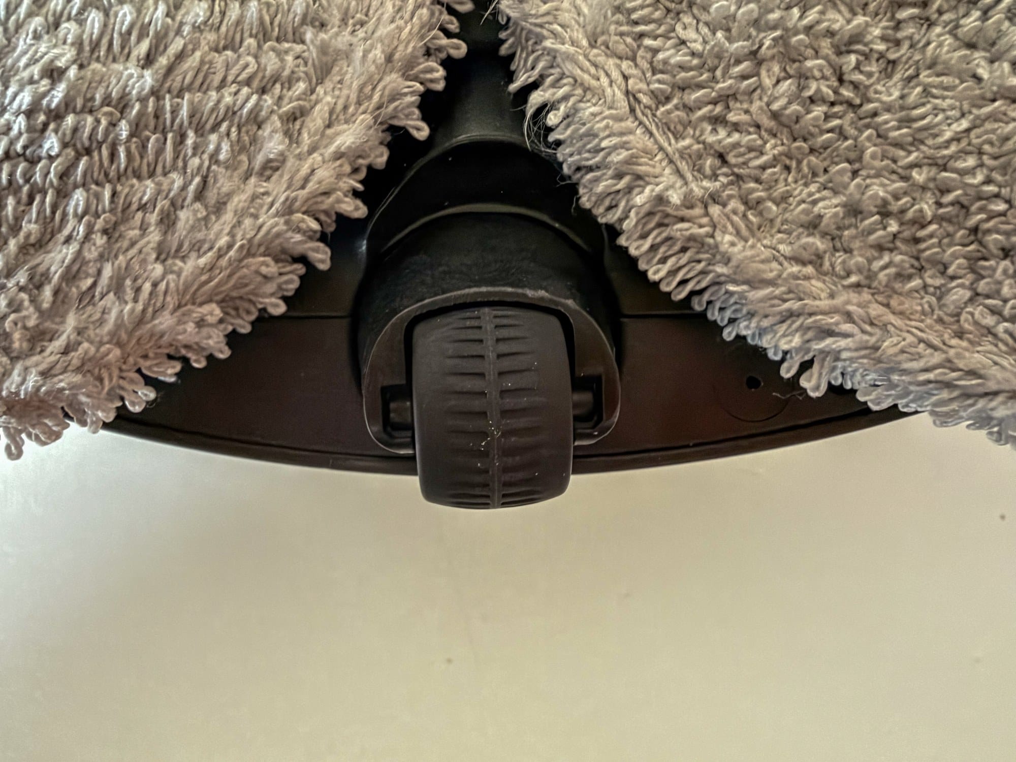 Small rear wheel between the mop pads