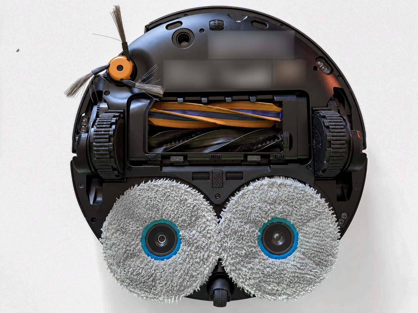 Robot underside, main wheels and retractable legs