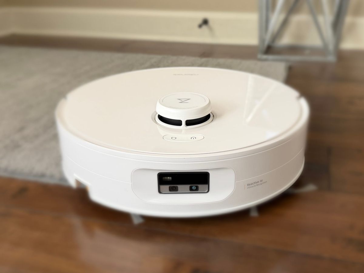 Roborock Curv 2 Flow features a RGB camera and top-mounted LiDAR for obstacle avoidance and navigation.