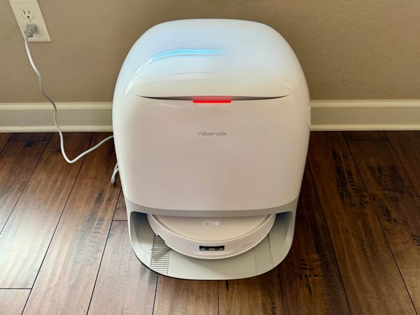 Roborock Qrevo Curv 2 Flow robot vacuum with white Curv dock base station