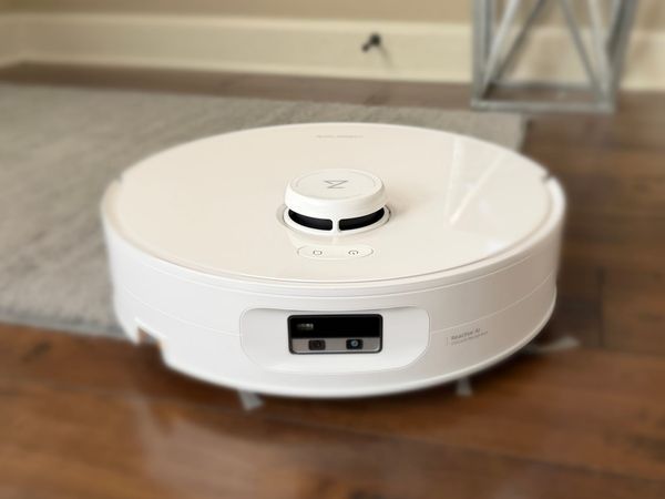 Roborock Curv 2 Flow features a RGB camera and top-mounted LiDAR for obstacle avoidance and navigation.