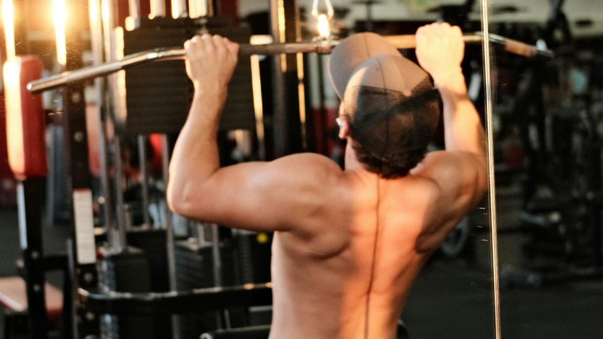 Male bodybuilder doing lat pulldowns