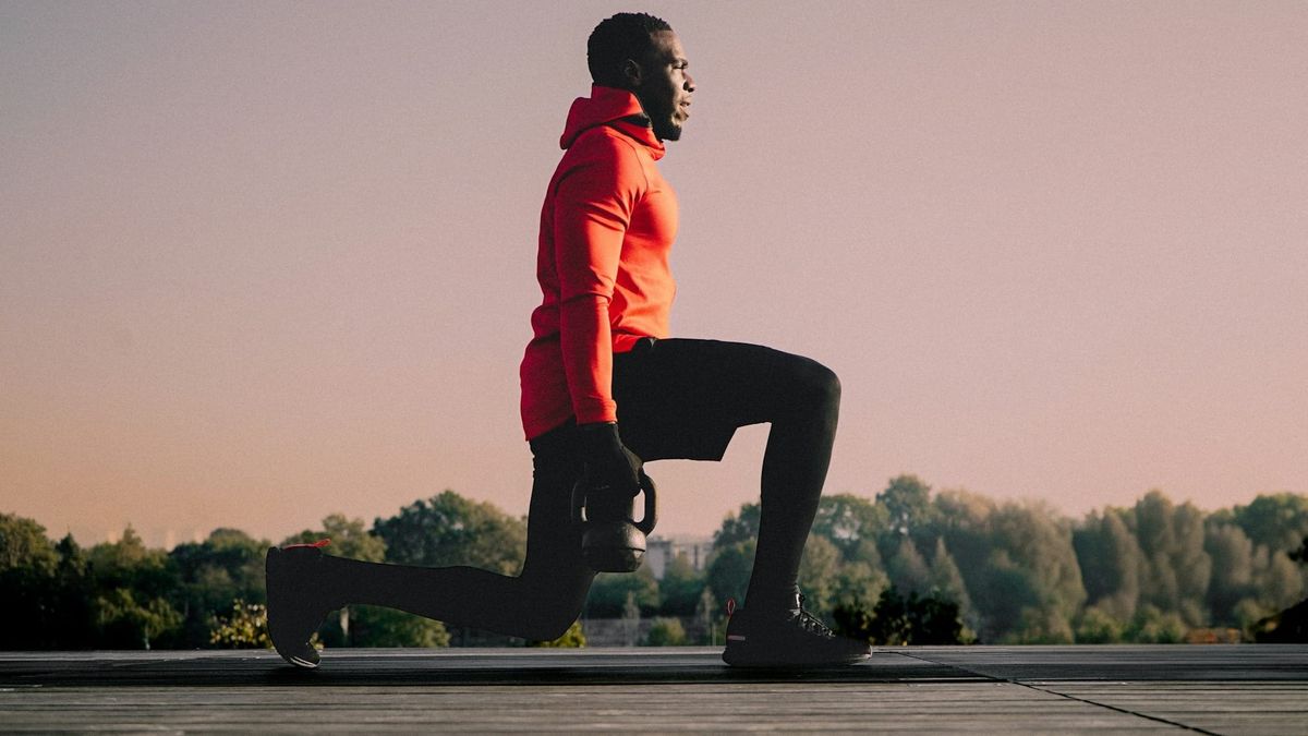 Man doing a unilateral walking lunge