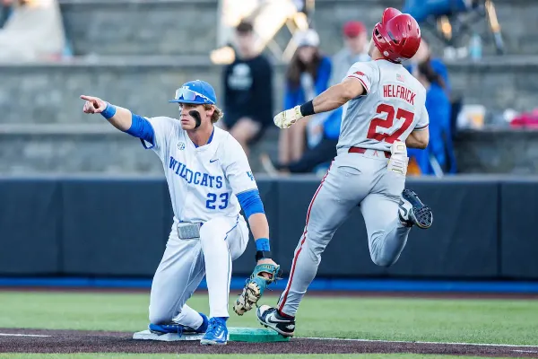 Kentucky falls 5-4 to Arkansas in back-and-forth battle