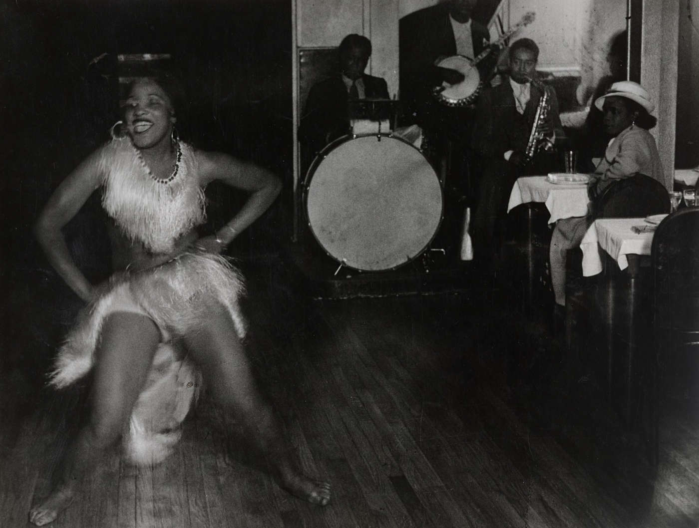 Paris de Nuit. La Parigi senza filtri di Brassaï.