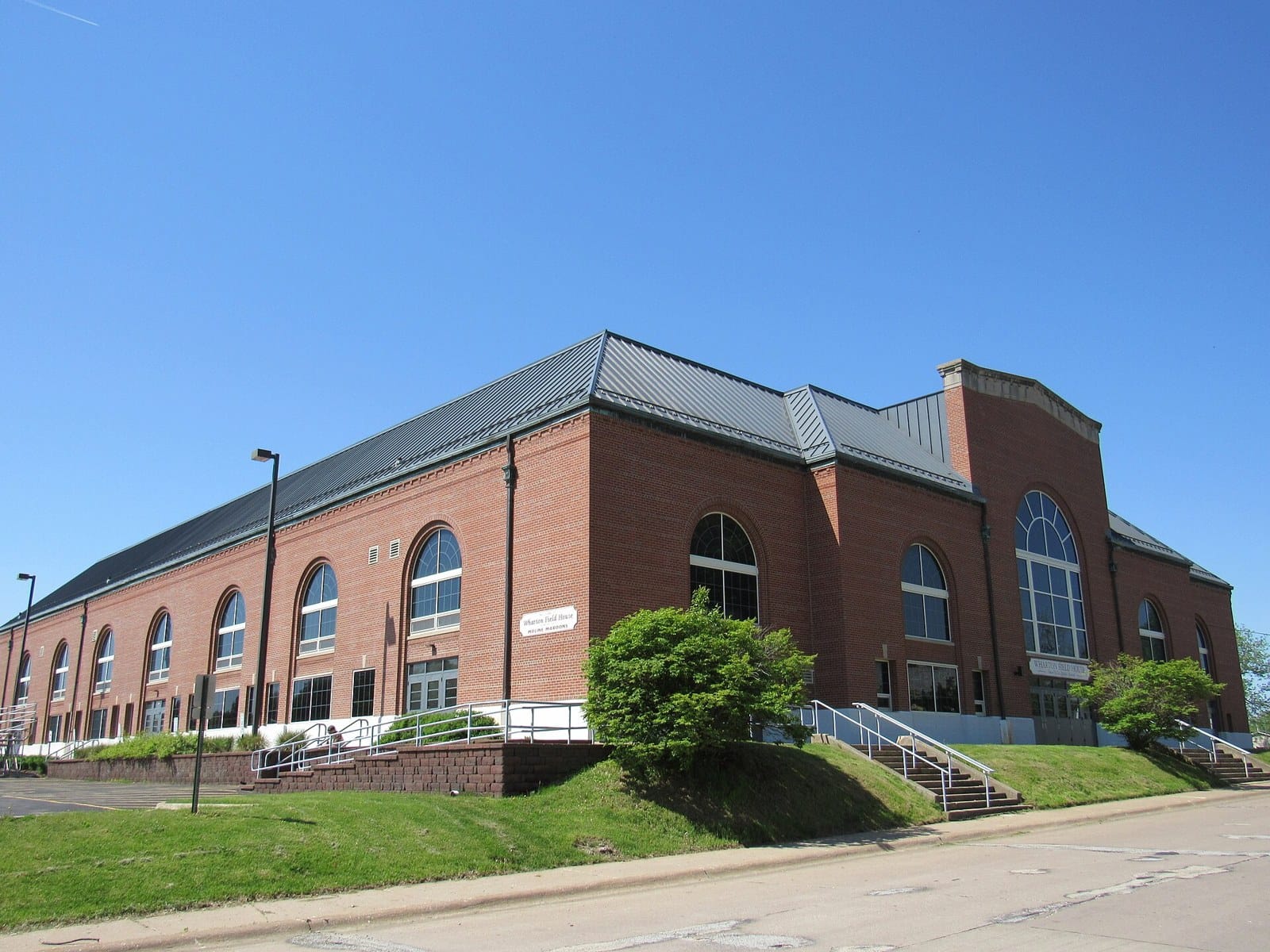 Wharton Field House, Moline, Illinois — NBA basketball in a 1928 brick gym. Photo: CC BY-SA 4.0