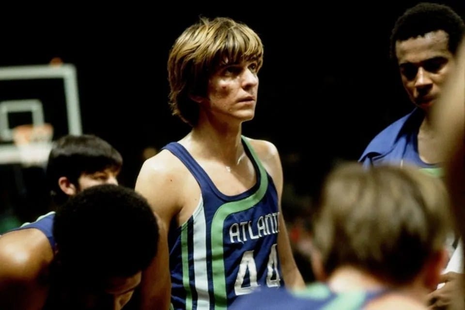 Maravich in the Hawks huddle — the era in living color