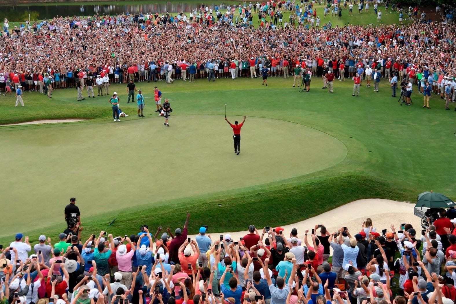 The 72nd green at East Lake, Sept 23, 2018 — the crowd that followed Tiger up the fairway
