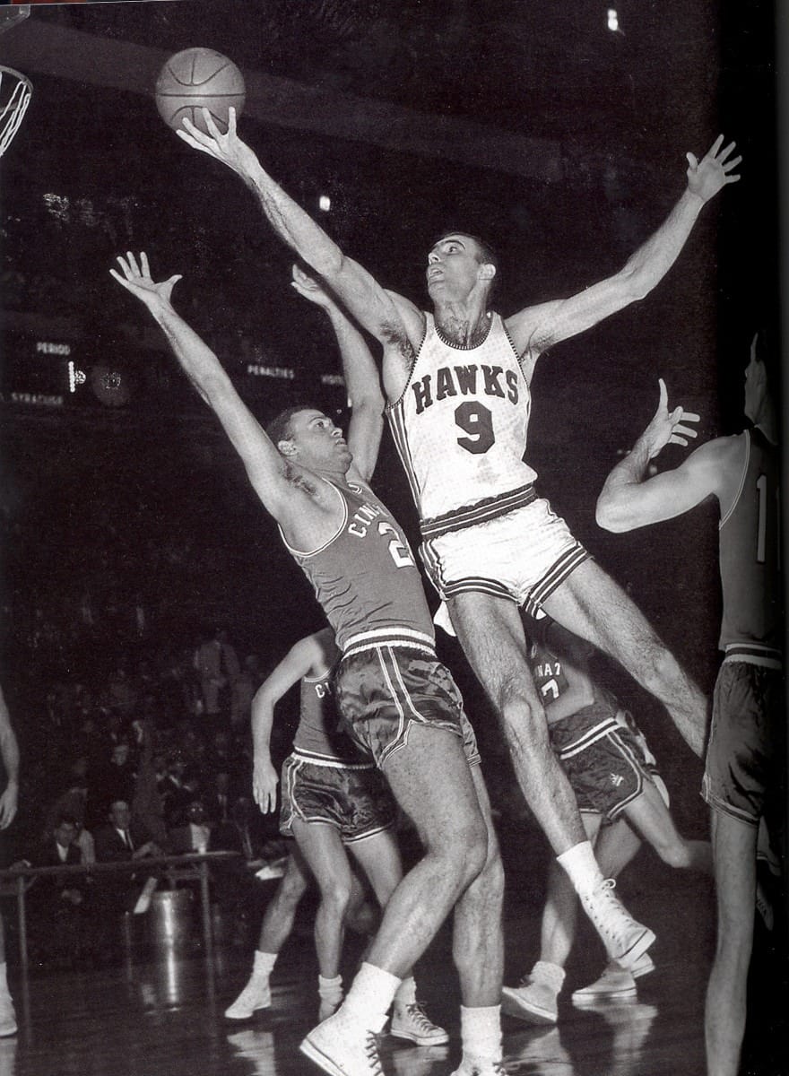 Pettit (9) against the Cincinnati Royals.
