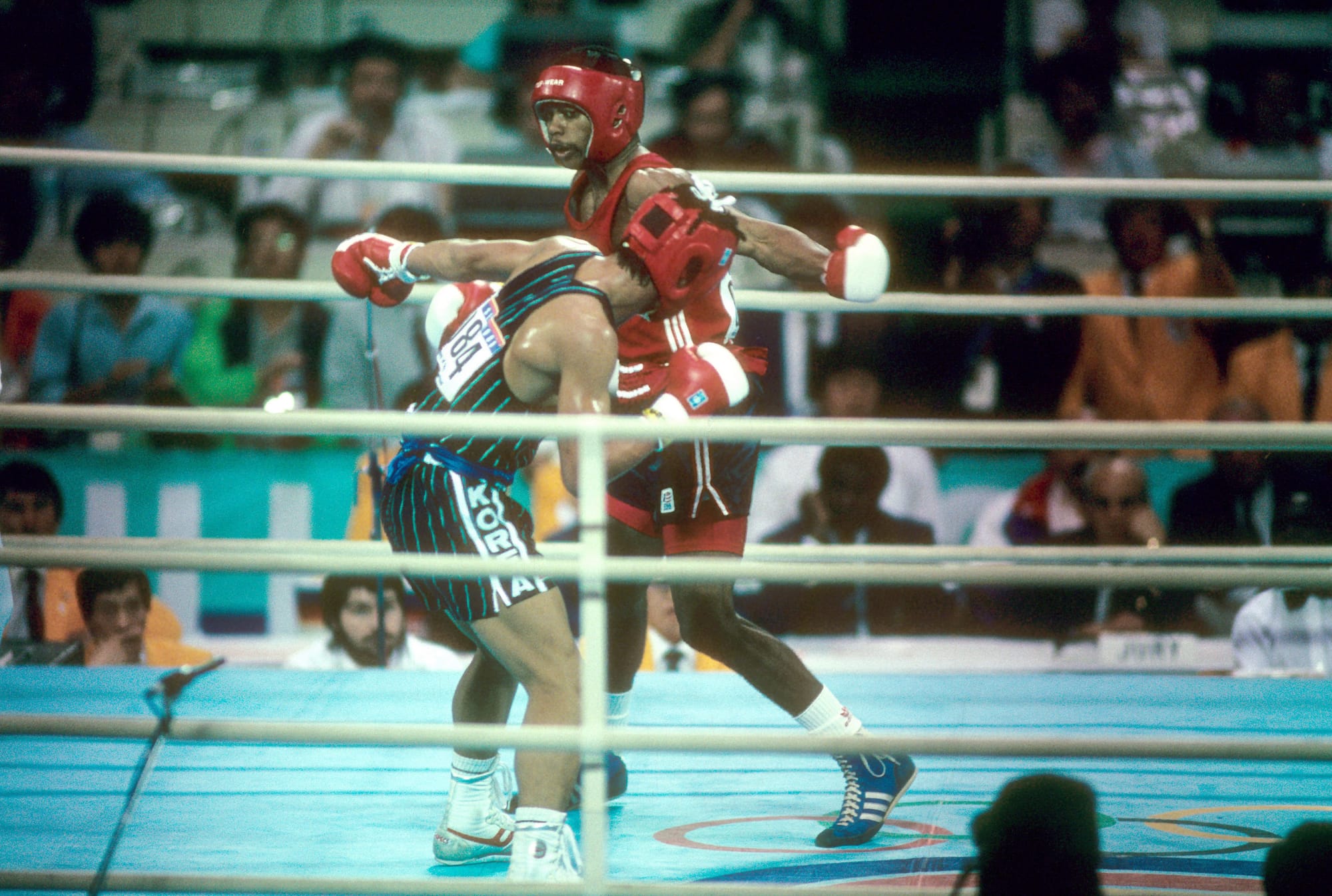 Jones, in red, lands on Park in the light middleweight final, Oct. 2, 1988.