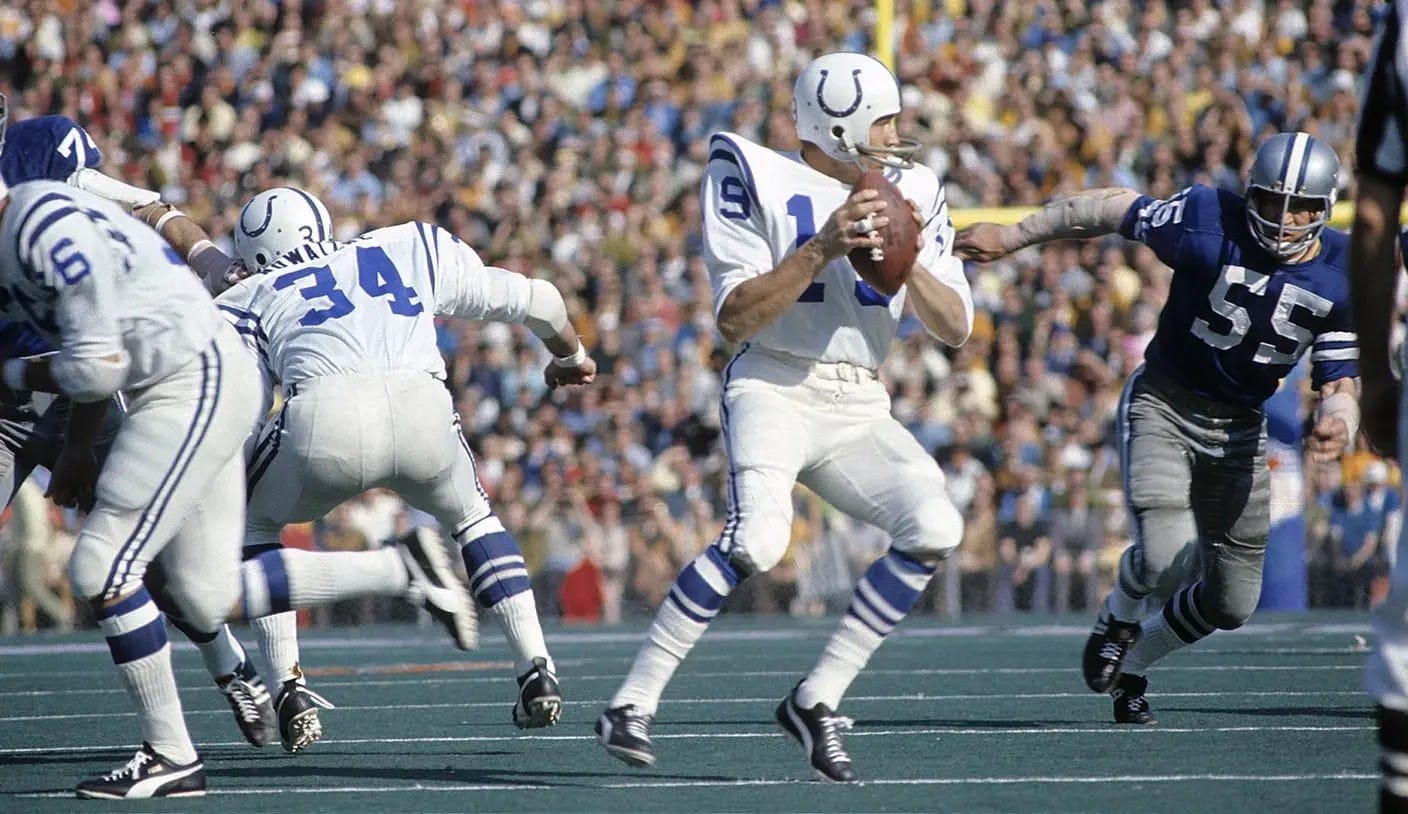 Johnny Unitas (19) in Super Bowl V.
