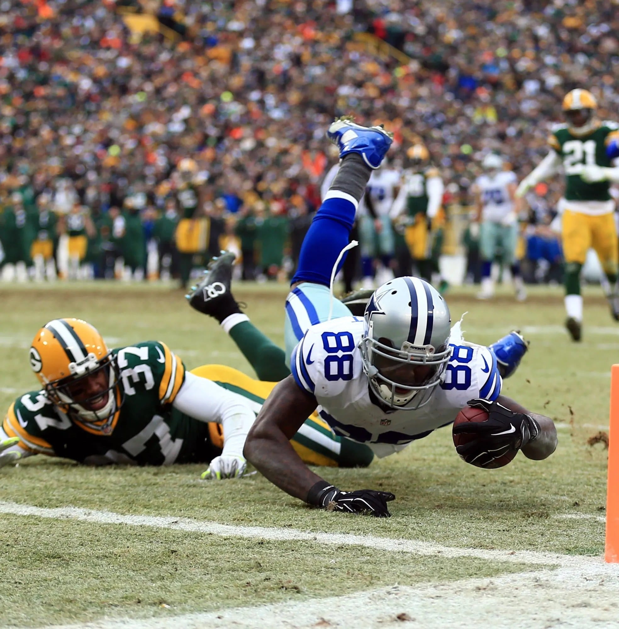 Dez Bryant reaches for the goal line over Sam Shields.