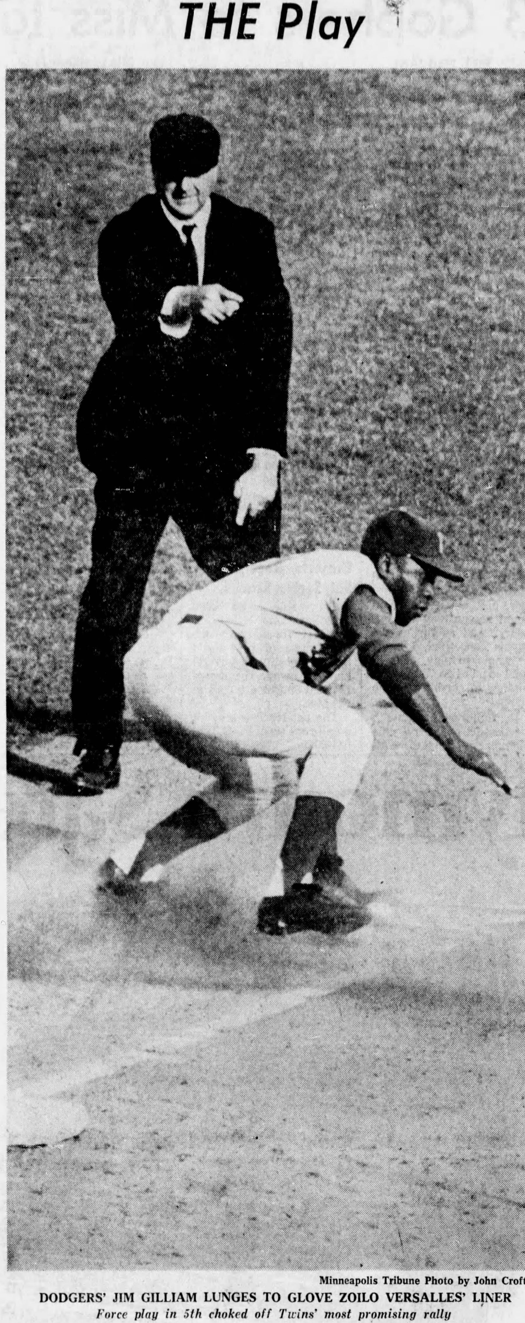 "THE Play": Jim Gilliam lunges to glove Zoilo Versalles' grounder in the 5th. (Minneapolis Tribune photo by John Croft, Oct. 15, 1965)