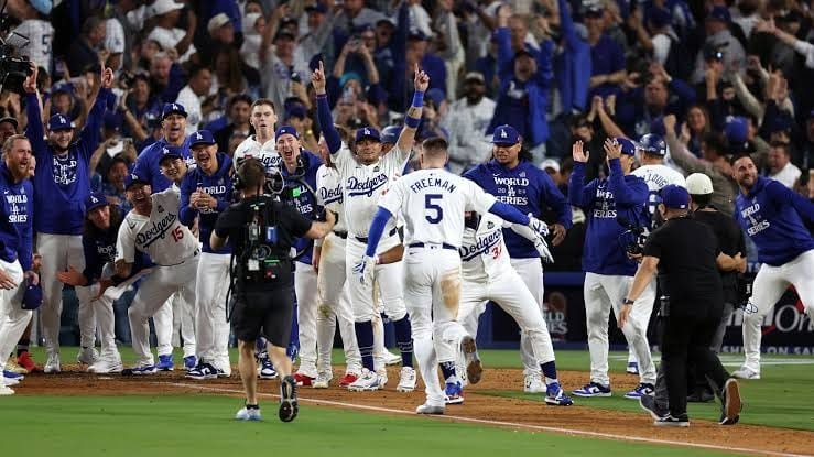 The Dodgers wait for Freeman at home plate.