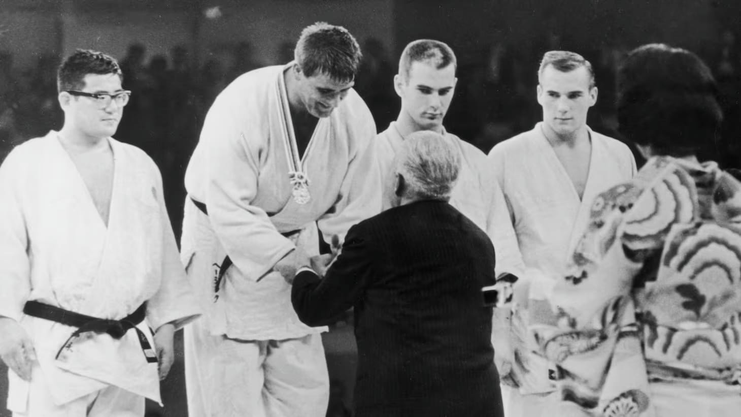 Geesink receives his gold medal.