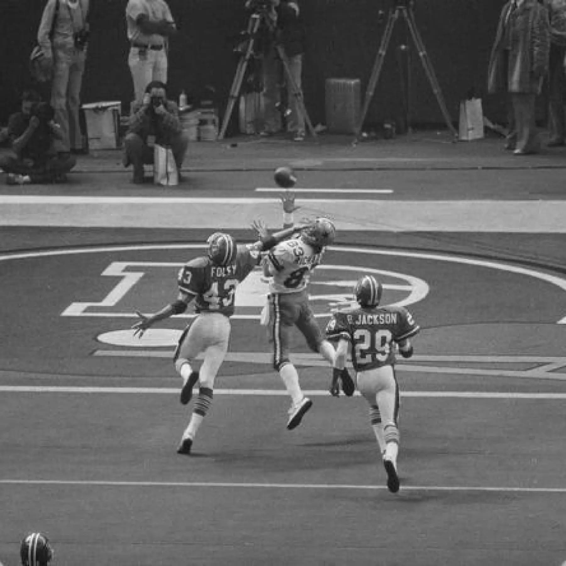 Golden Richards (83) catches Robert Newhouse's halfback-option pass for the last Dallas touchdown in Super Bowl XII, over Denver's Steve Foley (43) and Bernard Jackson (29).