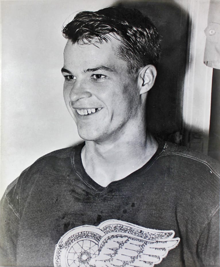 Gordie Howe as a Red Wings rookie in 1946-47. He had 354 goals the night Richard scored 500.